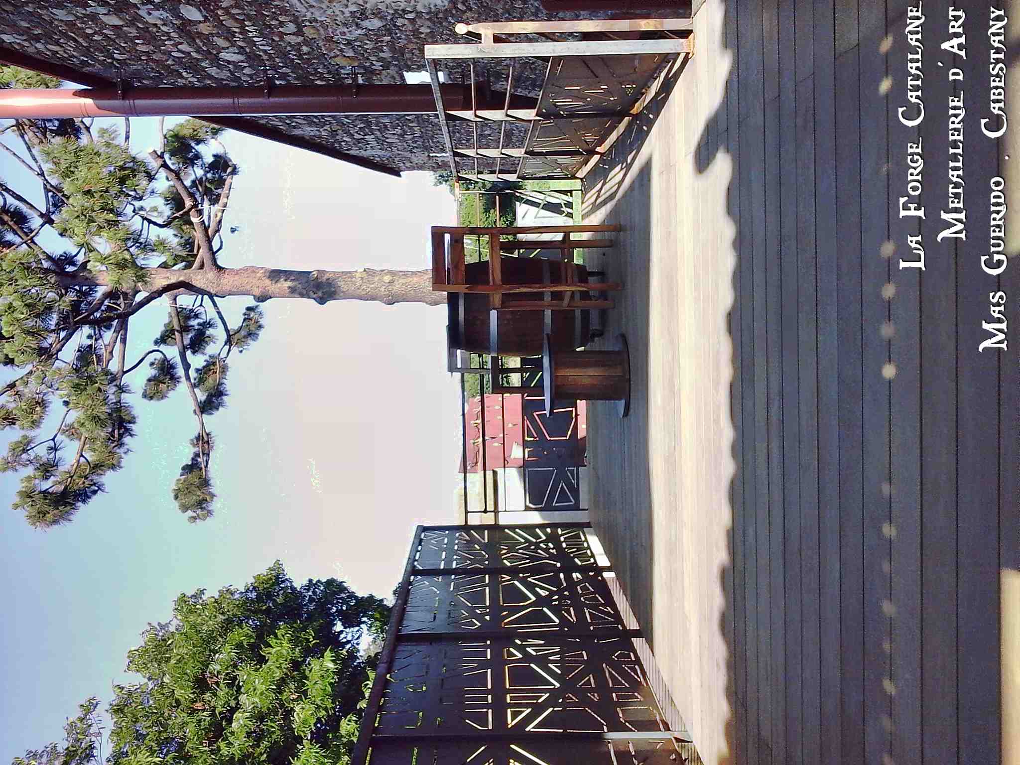 terrasse ossature fer garde corps laser habillage bois padduk forge catalane 2.jpg